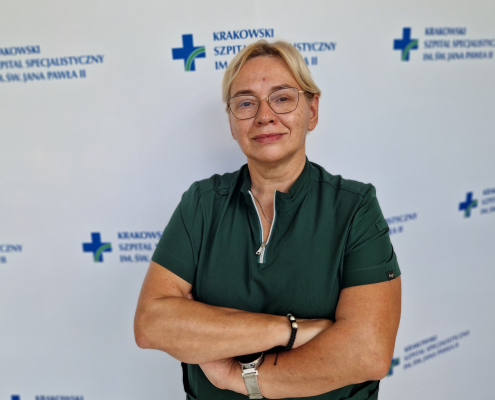 F. Krupa-Hubner na białym tle z logotypami szpitala.