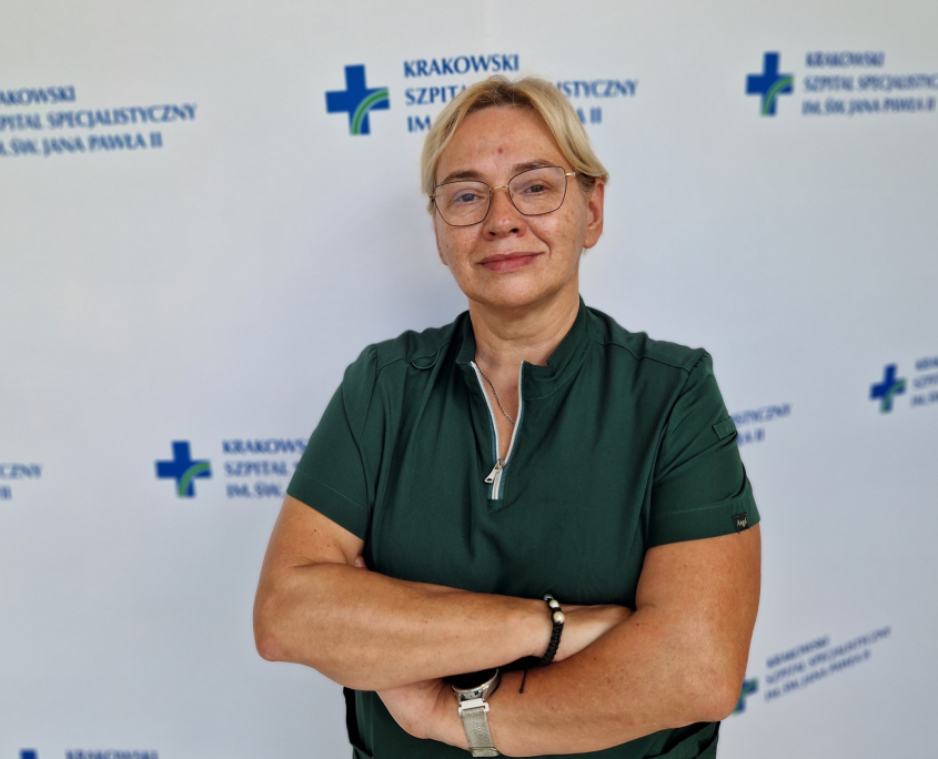 F. Krupa-Hubner na białym tle z logotypami szpitala.