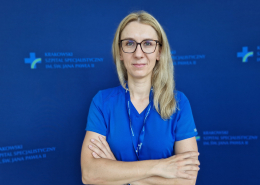 U. Gabcarczyk w niebieskim stroju medycznym.