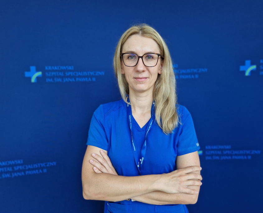 U. Gabcarczyk w niebieskim stroju medycznym.