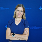 Dr M. Okólska na kolorowym zdjęciu.