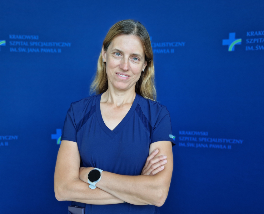 Dr M. Okólska na kolorowym zdjęciu.