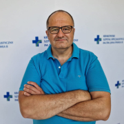 Kolorowe zdjęcie prof. Wierzbickiego na tle białym z logotypami szpitala.