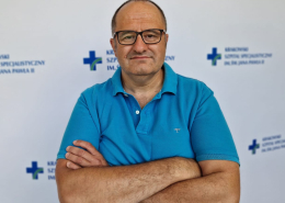 Kolorowe zdjęcie prof. Wierzbickiego na tle białym z logotypami szpitala.