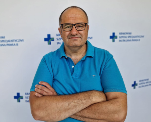 Kolorowe zdjęcie prof. Wierzbickiego na tle białym z logotypami szpitala.