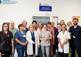 Zdjęcie grupowe personalu oddziału neurologii dziecięcej.