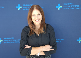 st. sekr. med. mgr inż. Marta Niedużak – Piłat na granatowym tle