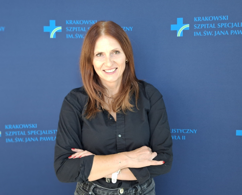 st. sekr. med. mgr inż. Marta Niedużak – Piłat na granatowym tle