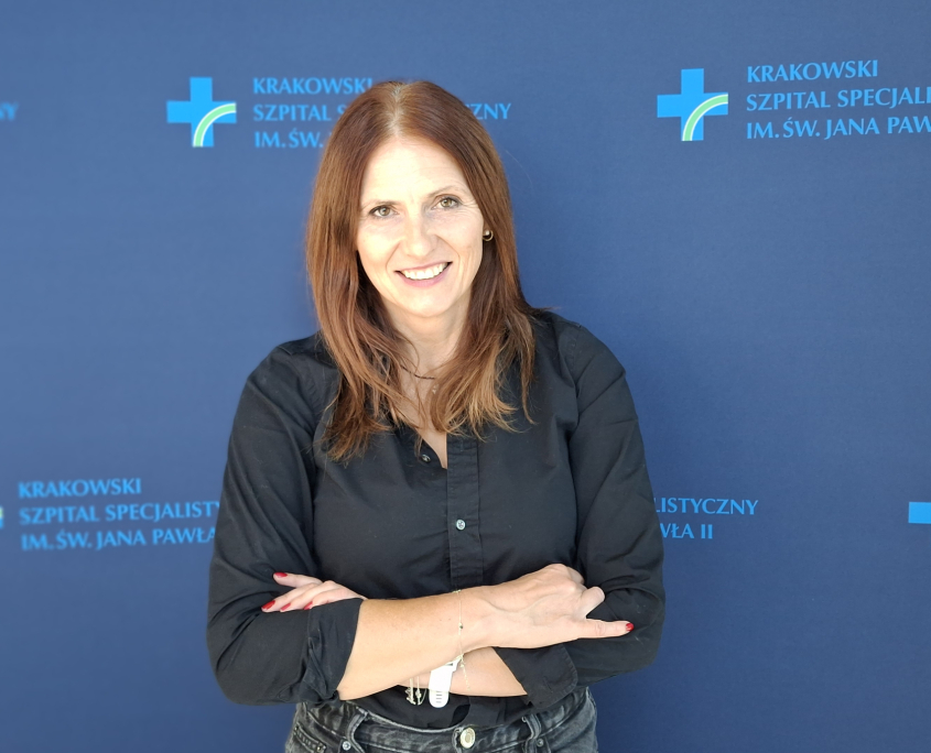 st. sekr. med. mgr inż. Marta Niedużak – Piłat na granatowym tle