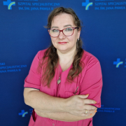 Małgorzata Bratek-Siwek w medycznym ubraniu na granatowym tle