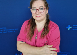 Małgorzata Bratek-Siwek w medycznym ubraniu na granatowym tle