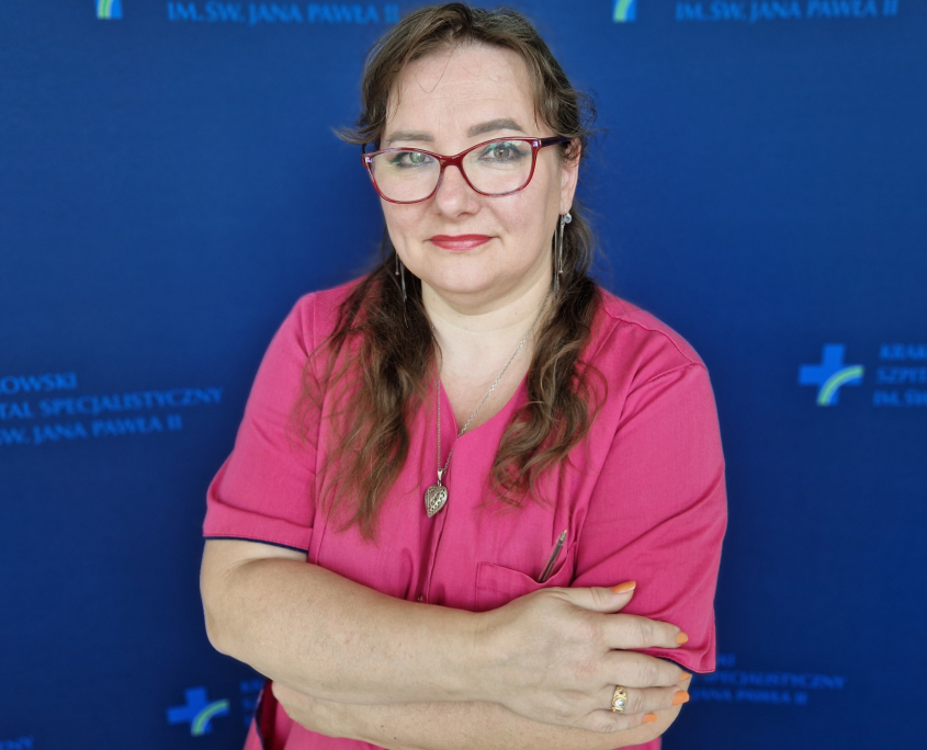 Małgorzata Bratek-Siwek w medycznym ubraniu na granatowym tle