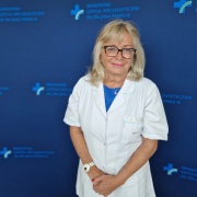 Prof. dr hab. n. med. Jadwiga Nessler w medycznym ubraniu na granatowym tle