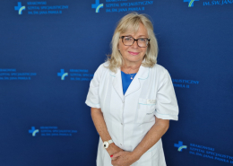 Prof. dr hab. n. med. Jadwiga Nessler w medycznym ubraniu na granatowym tle