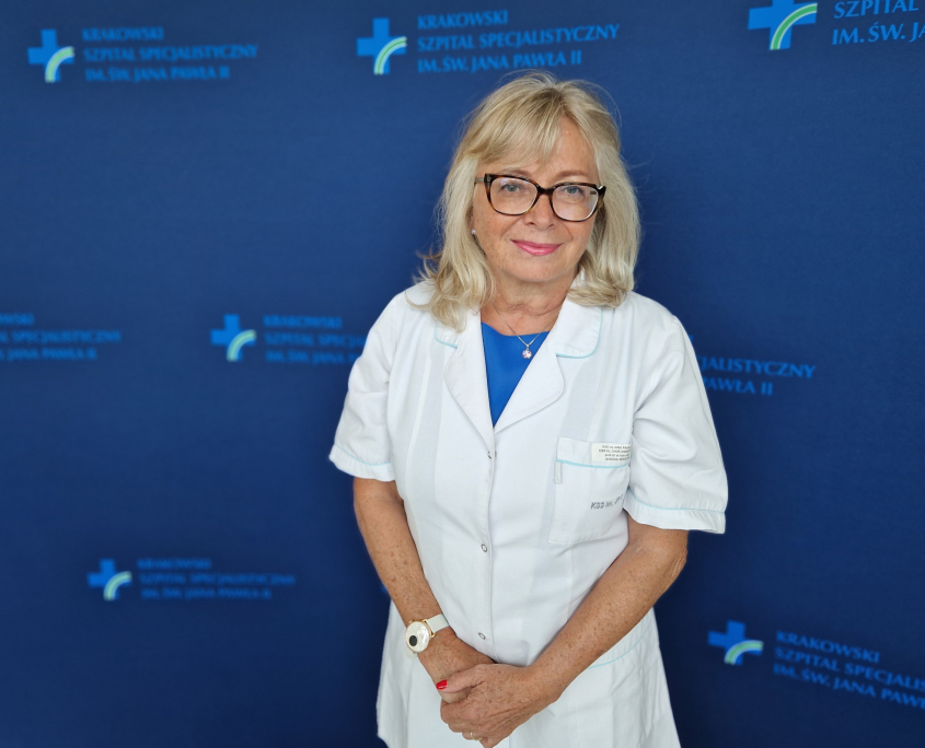 Prof. dr hab. n. med. Jadwiga Nessler w medycznym ubraniu na granatowym tle