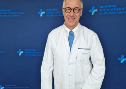 prof. dr hab. n. med. Grzegorz Gajos w medycznym ubraniu na granatowym tle