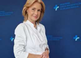 Prof. dr hab. n. med. Ewa Konduracka w medycznym ubraniu na granatowym tle