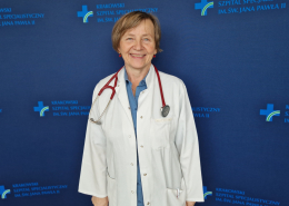 dr n. med. Urszula Czubek w medycznym ubraniu na granatowym tle