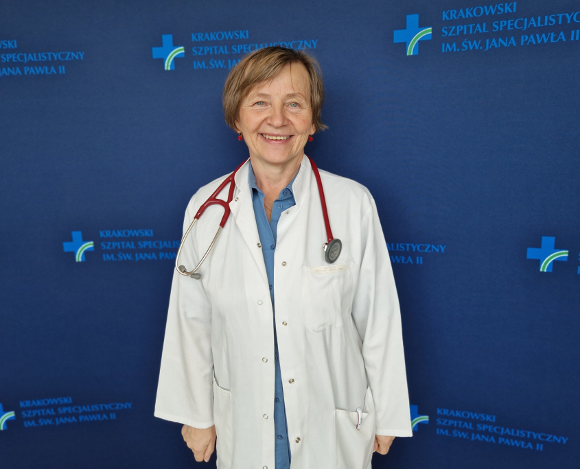dr n. med. Urszula Czubek w medycznym ubraniu na granatowym tle