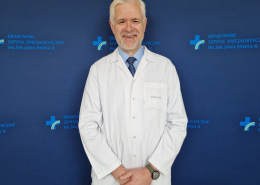 Dr hab. n. med. Andrzej Gackowski w stroju medycznym na granatowym tle