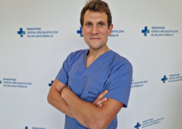 lek. Jakub Drewniak w medycznym ubraniu na białym tle