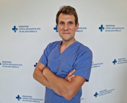 lek. Jakub Drewniak w medycznym ubraniu na białym tle