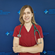 lek. Katarzyna Graczyk na granatowym tle w medycznym ubraniu