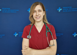 lek. Katarzyna Graczyk na granatowym tle w medycznym ubraniu