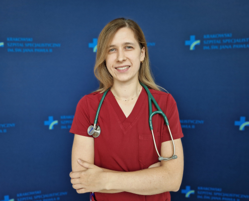 lek. Katarzyna Graczyk na granatowym tle w medycznym ubraniu