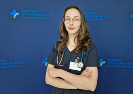 lek. Kseniya Bankrashkova w medycznym ubraniu na granatowym tle