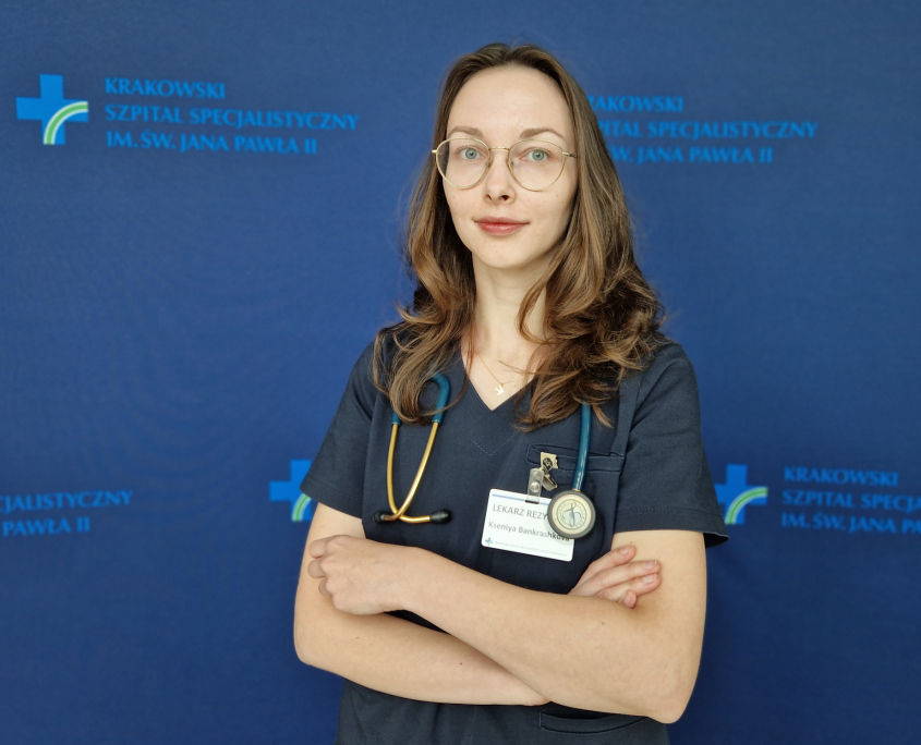 lek. Kseniya Bankrashkova w medycznym ubraniu na granatowym tle