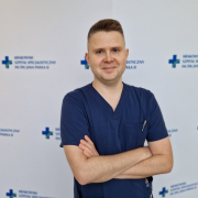 dr n. med. Kamil Jonas w medycznym ubraniu na białym tle