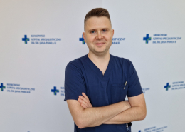 dr n. med. Kamil Jonas w medycznym ubraniu na białym tle