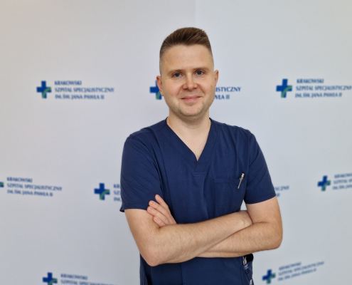 dr n. med. Kamil Jonas w medycznym ubraniu na białym tle