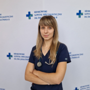 lek. Martyna Sikorska w grantowym ubraniu medycznym na białym tle