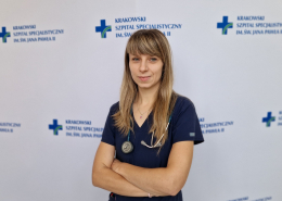 lek. Martyna Sikorska w grantowym ubraniu medycznym na białym tle