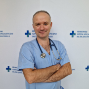 dr n. med. Marci Waligóra w stroju medycznym na białym tle