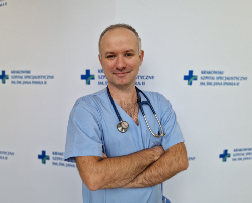 dr n. med. Marci Waligóra w stroju medycznym na białym tle