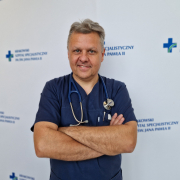 dr n. med. Piotr Wilkołek w medycznym ubraniu na białym tle