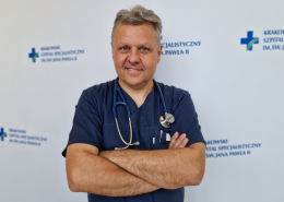 dr n. med. Piotr Wilkołek w medycznym ubraniu na białym tle