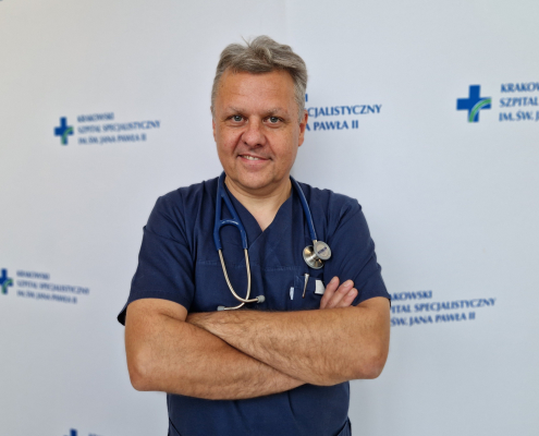 dr n. med. Piotr Wilkołek w medycznym ubraniu na białym tle