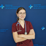 lek. Natalia Przytuła w medycznym ubraniu na granatowym tle