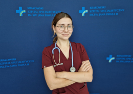 lek. Natalia Przytuła w medycznym ubraniu na granatowym tle