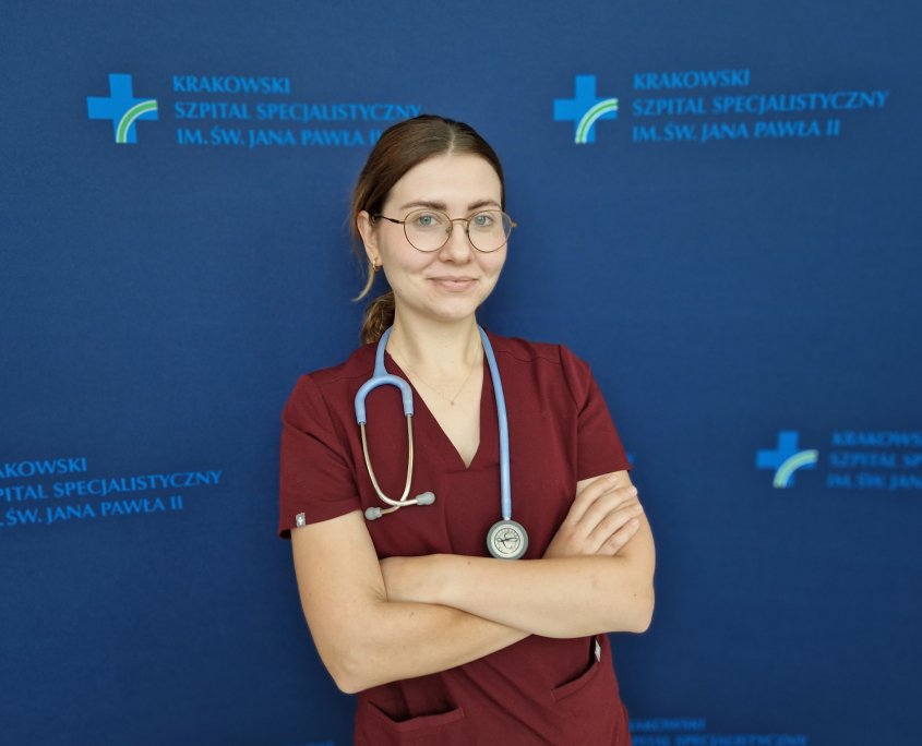 lek. Natalia Przytuła w medycznym ubraniu na granatowym tle