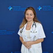prof. dr h. n. med. Anna Kabłak-Ziembicka w medycznym ubraniu na granatowym tle