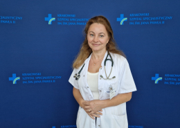 prof. dr h. n. med. Anna Kabłak-Ziembicka w medycznym ubraniu na granatowym tle