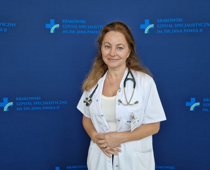 prof. dr h. n. med. Anna Kabłak-Ziembicka w medycznym ubraniu na granatowym tle