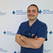 dr n. med. Bartosz Sobień w medycznym ubraniu na białym tle