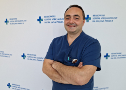 dr n. med. Bartosz Sobień w medycznym ubraniu na białym tle