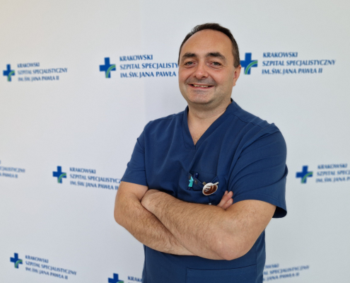 dr n. med. Bartosz Sobień w medycznym ubraniu na białym tle